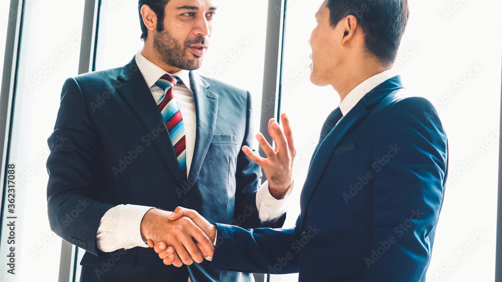 Mans hands working with notes background.Cryptocurrency and finance concept.（曼斯的双手与纸币背景一起工作。加密货币和金融概