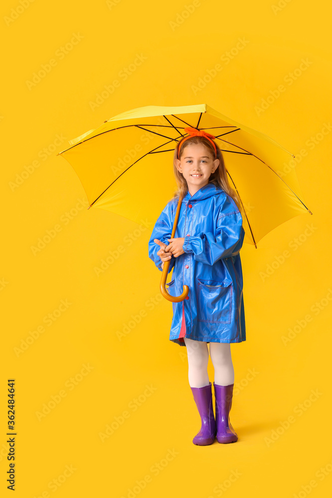 穿着雨衣，背景是雨伞的可爱小女孩