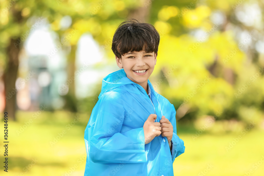 可爱的小男孩在公园里穿着雨衣