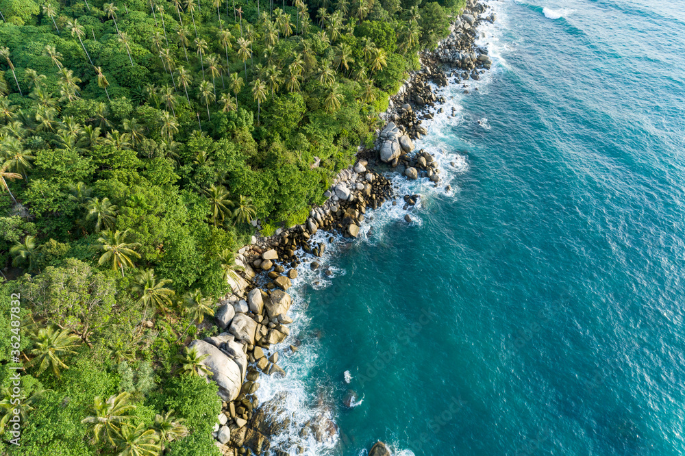 海浪拍打岩石的鸟瞰图自然景观和美丽的热带海洋与海景