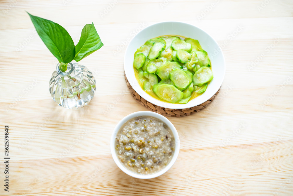 夏日清淡食谱炒丝瓜绿豆粥