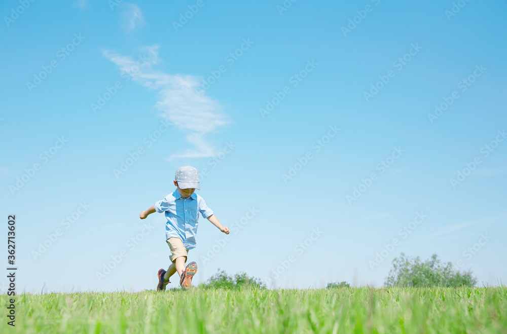 男の子　広場