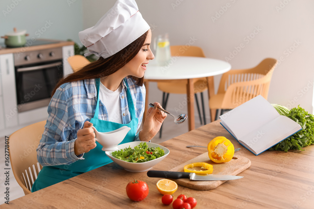 年轻女子在厨房做美味沙拉