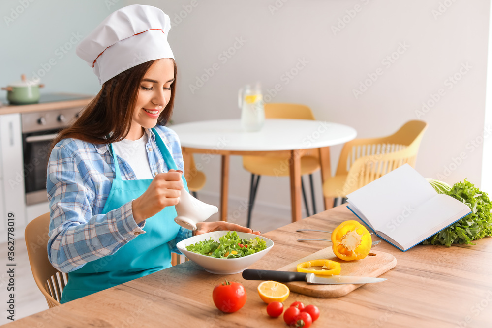 年轻女子在厨房做美味沙拉