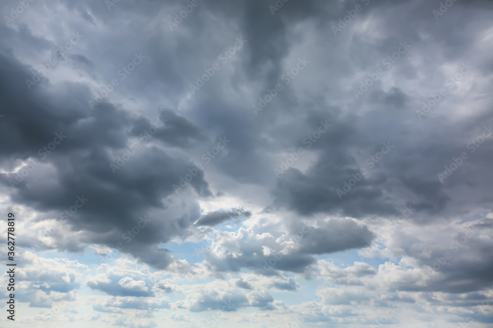 乌云密布的暴风雨天空