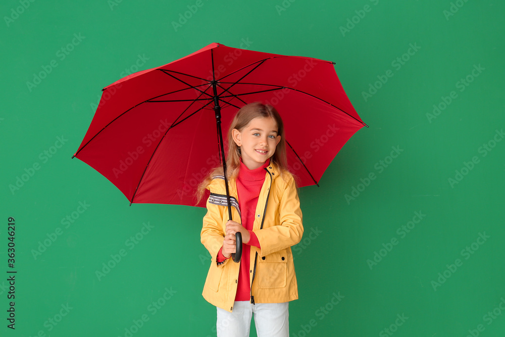 穿着雨衣，背景是雨伞的可爱小女孩