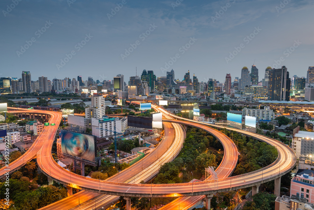 黄昏时的泰国曼谷城市景观。