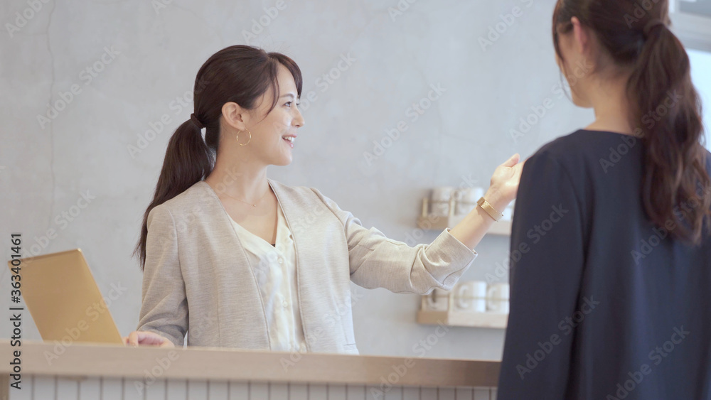 カウンターで接客をする女性