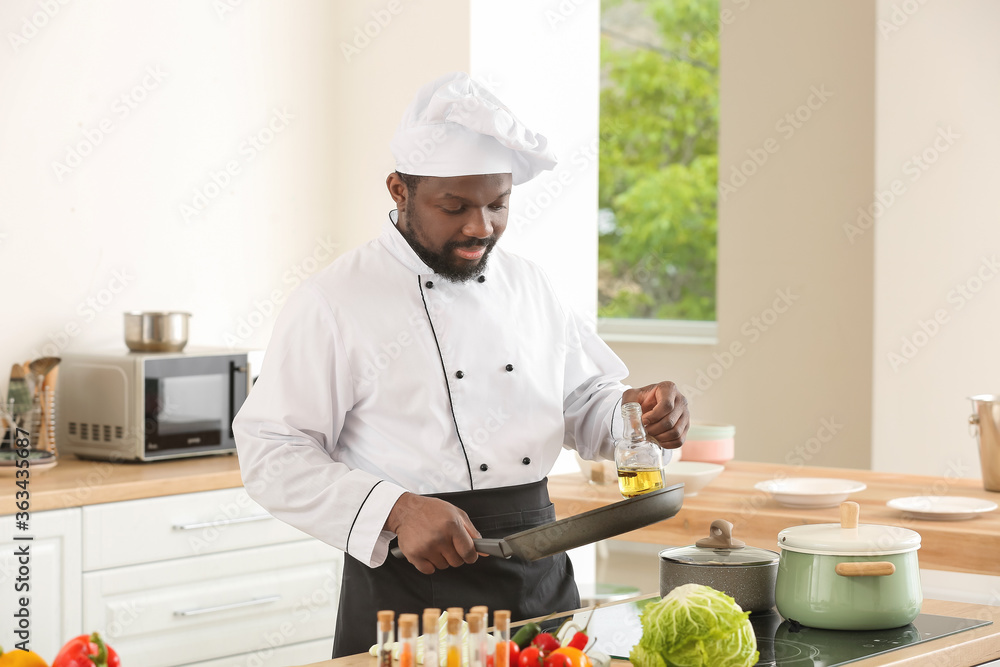 非裔美国男厨师在厨房做饭