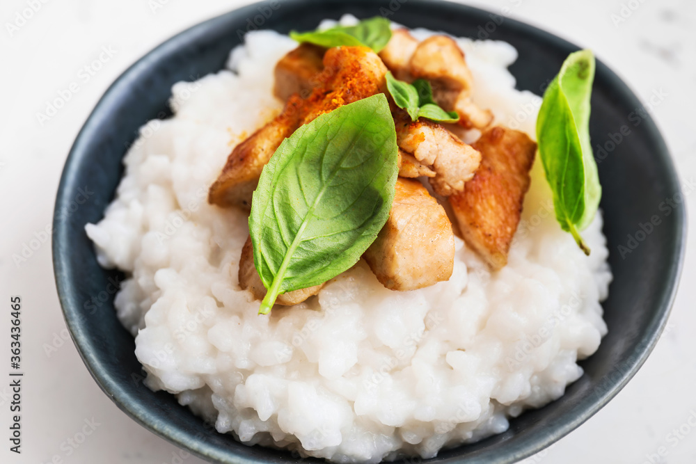 白底白饭鸡碗，特写