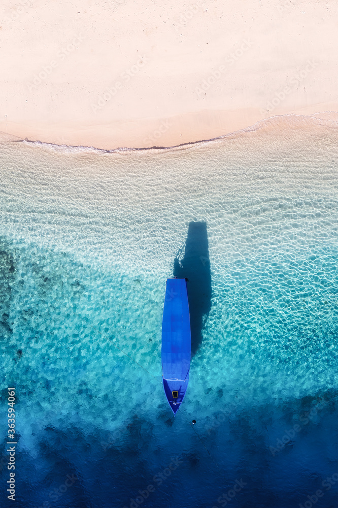 海滩附近的船。无人机拍摄的海景。俯视图中的蓝色背景。Gili Meno岛，In