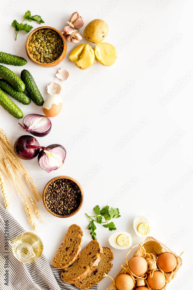 食物背景。餐桌上有新鲜的自制食物。俯视图