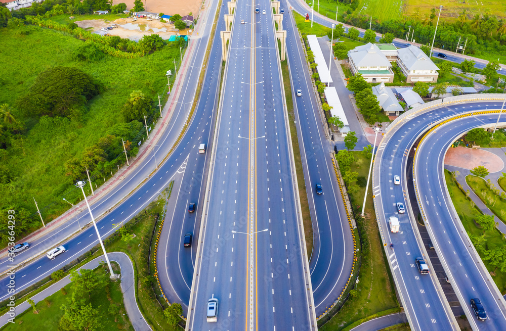 城市高速公路和十字路口的汽车交通鸟瞰图。概念或基础设施