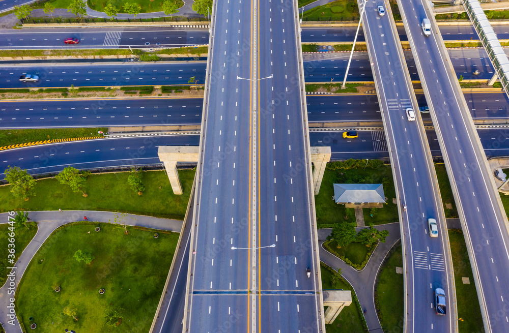 城市高速公路和十字路口的汽车交通鸟瞰图。概念或基础设施