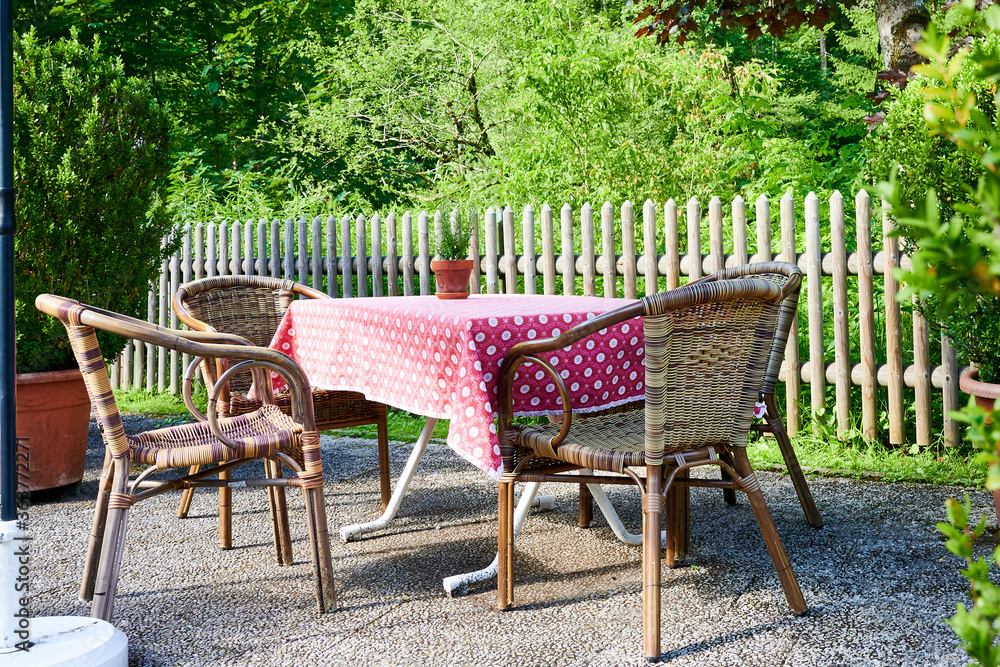 Schöner bayerischer Biergarten in Bayern zum Erholen und Bier trinken mit einer Terrasse und Wirtsha