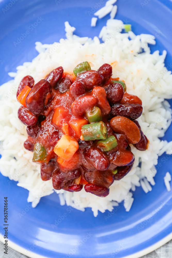 盘子里有美味的米饭、豆子和蔬菜，特写