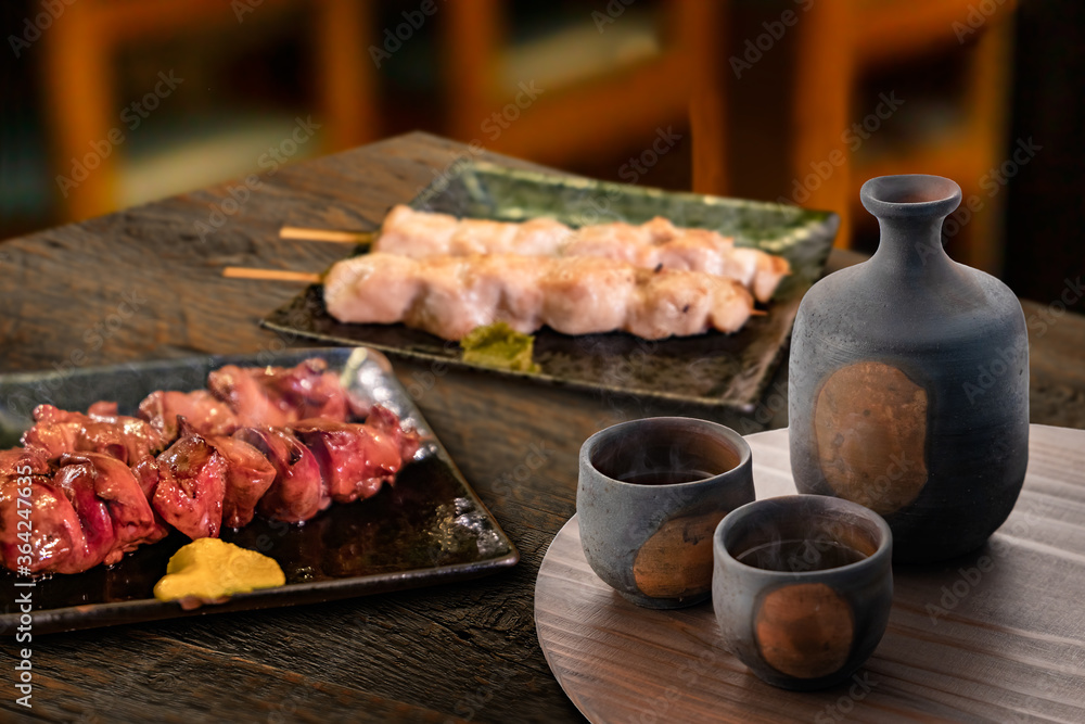 日本酒と美味しそうな焼き鳥