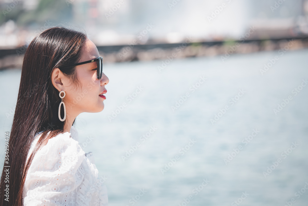 亚洲美女在欧洲夏天度假，拍摄风景