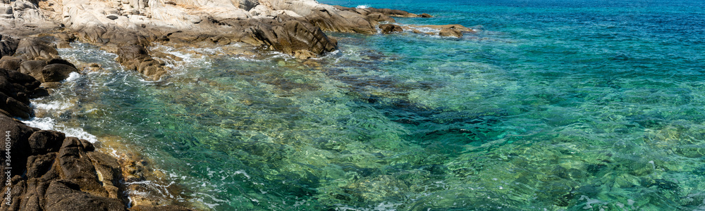 大海的风景，蓝天中的岩石