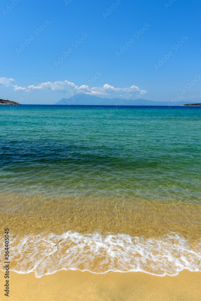 夏日海滩背景。沙滩、大海和天空