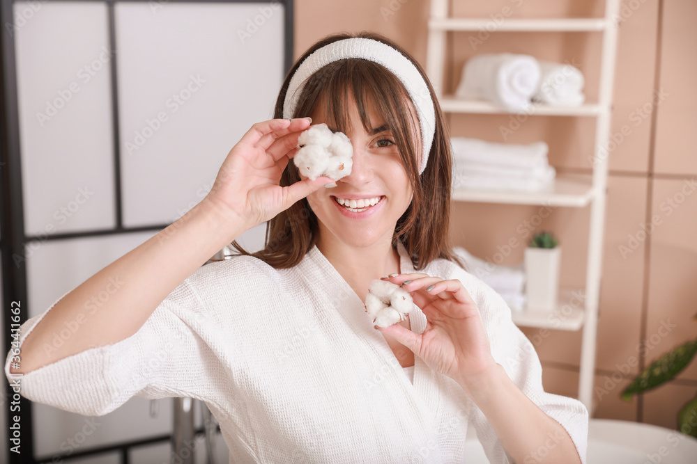 浴室里有棉花花的漂亮年轻女人