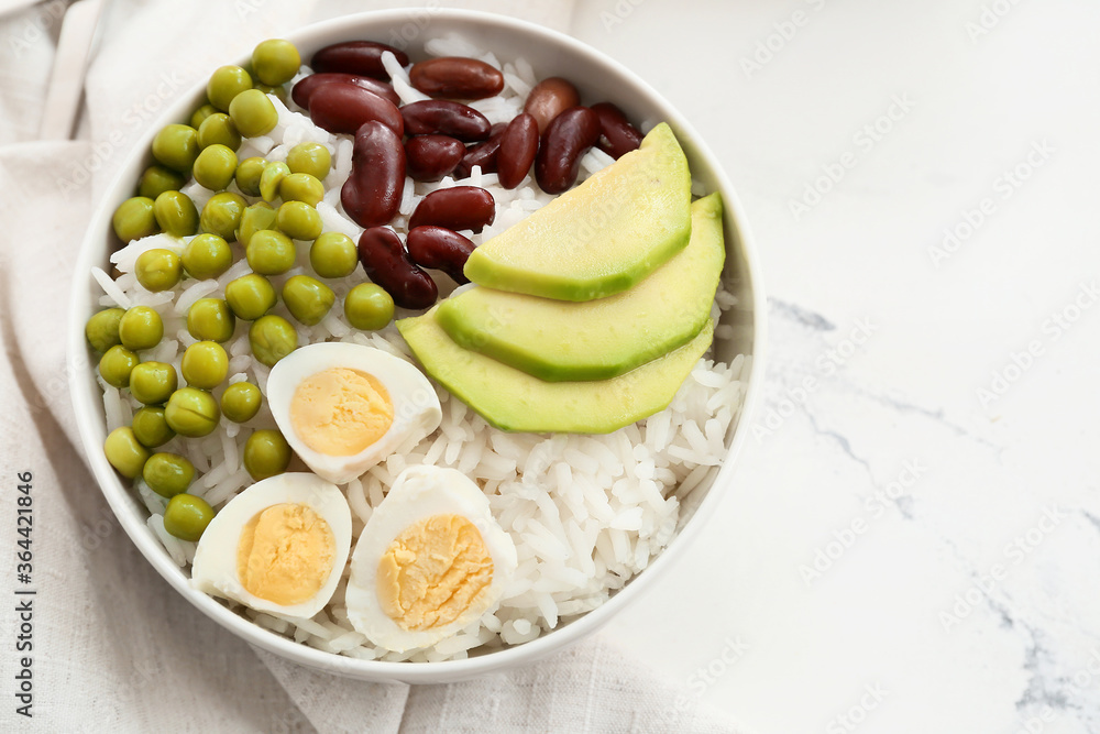 桌上有美味的米饭、豆子、鳄梨和鸡蛋