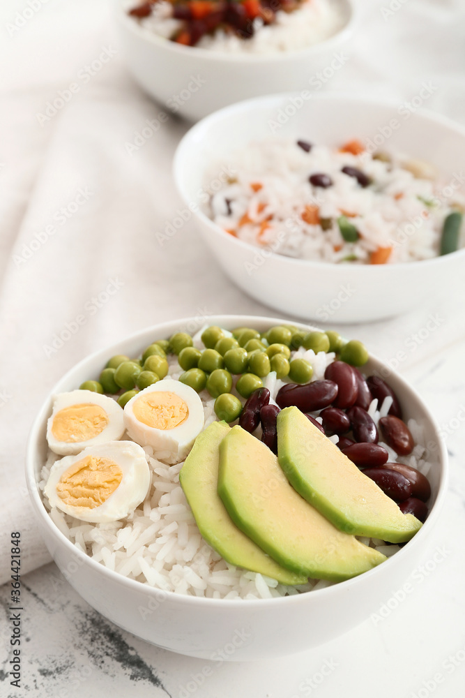 桌上有美味的米饭、豆子、鳄梨和鸡蛋