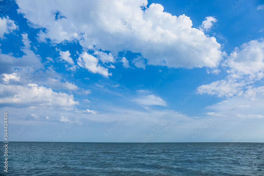 海上白云美景