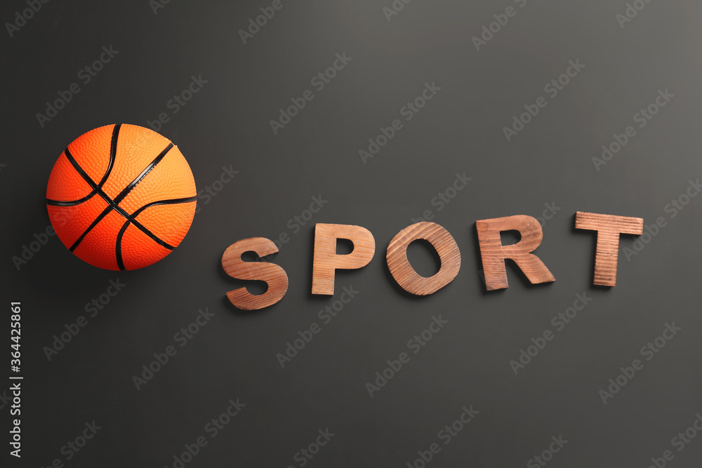 黑色背景上带有SPORT字样的篮球比赛用球