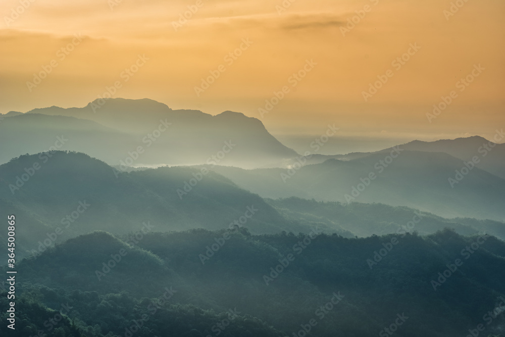 山上雾蒙蒙，日出时天空壮观