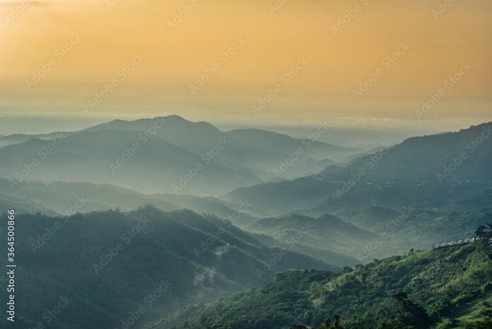 日出时山上雾蒙蒙，天空壮观