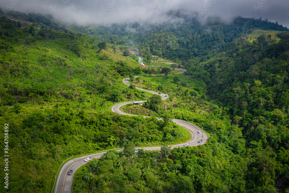 早上前往Phu Thap Boek的山路鸟瞰图。泰国Phetchabun。