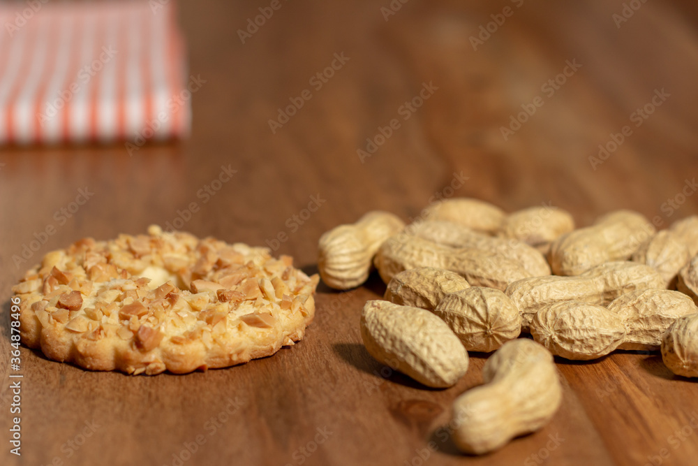 顶部有碎花生的紫貂饼干