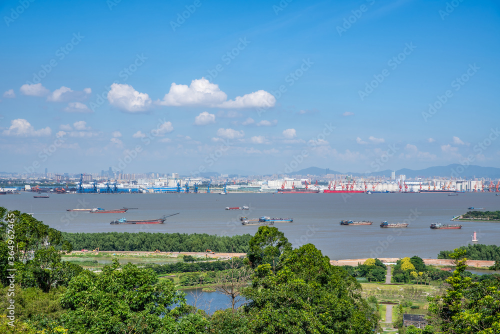 中国广州番禺莲花山俯瞰东莞新沙港