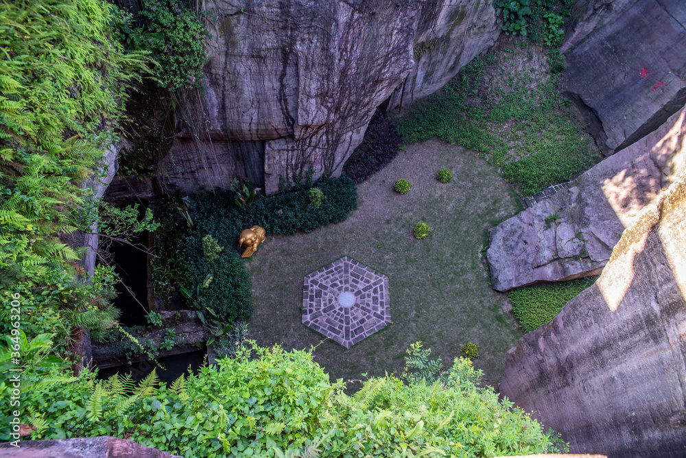 中国广州番禺莲花山公园燕子岩丹霞地貌