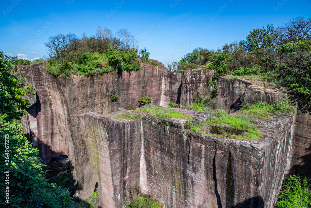 中国广州番禺莲花山公园燕子岩丹霞地貌