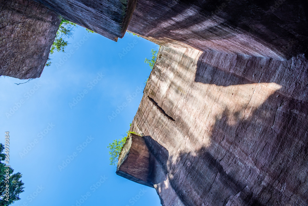 中国广州番禺莲花山公园燕子岩丹霞地貌