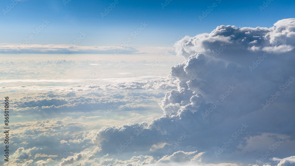 Vista de nubes de tormenta desde el cielo en un atardecer