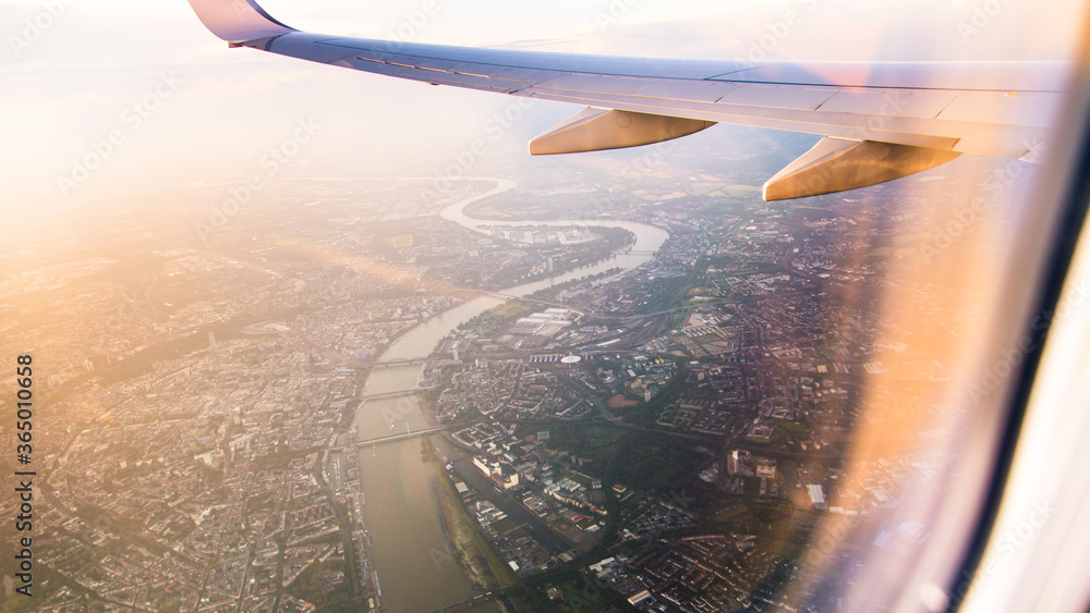 Vista desde una ventanilla de un avión que sobrevuela Europa durante el atardecer