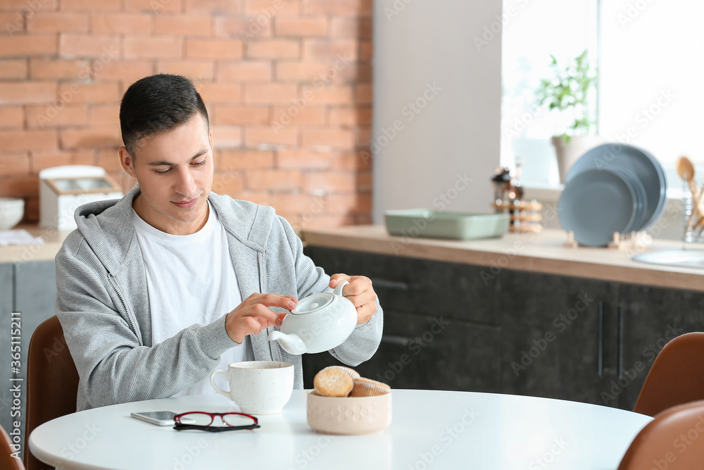 帅气年轻人在家喝茶