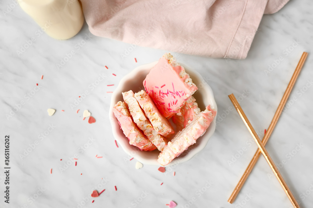 Bowl with crispy rice bars on table