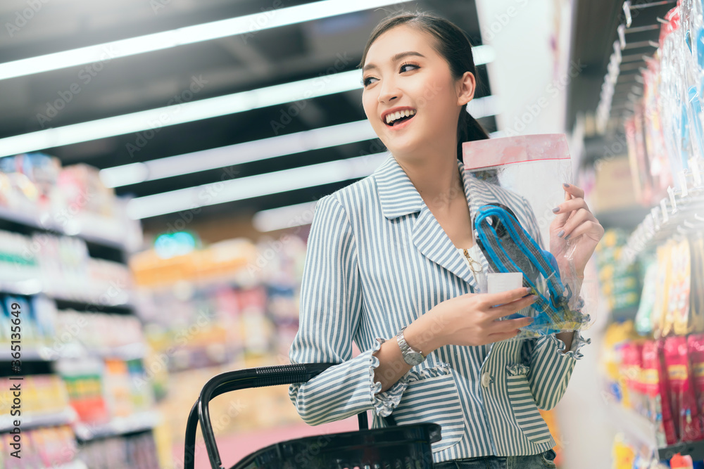 有魅力的美丽亚洲家庭主妇女性喜欢购物选择新鲜产品消费者购买