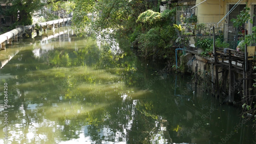 海峡附近的东方贫民窟。典型的东方贫民窟的棚屋位于斯特雷的小运河附近