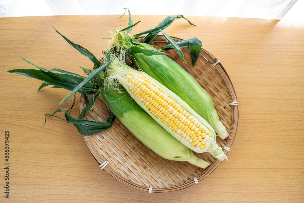 A pot of fresh sweet corn