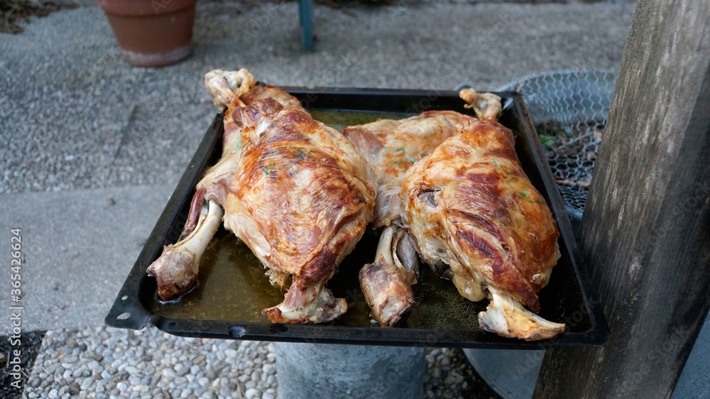 Lamm Keule grillen im Garten mit einem Grill im Sommer mit der Familie Helal