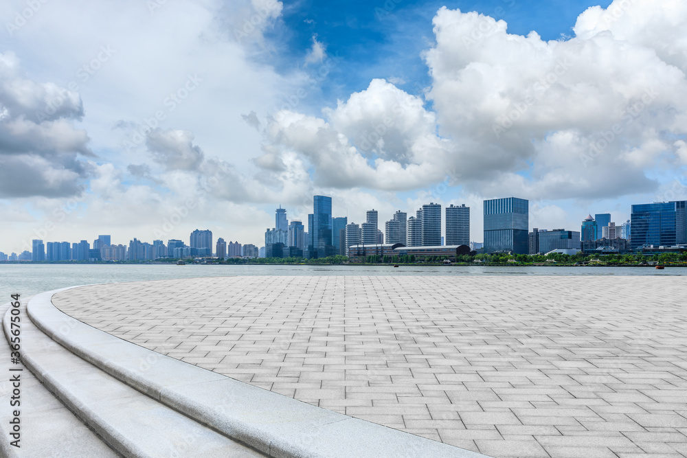 中国上海，空荡荡的楼层和现代化的城市天际线，建筑林立。