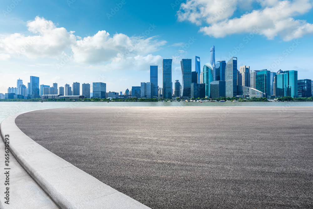 中国上海空旷的赛道道路和现代化的城市建筑。