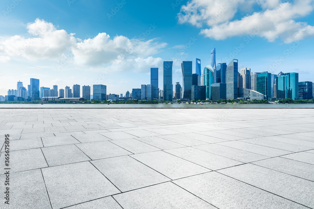 中国上海，空荡荡的楼层和现代化的城市天际线，建筑林立。