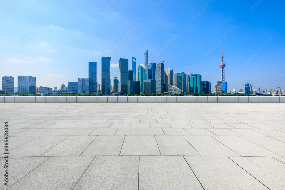 中国上海，空荡荡的楼层和现代化的城市天际线，建筑林立。