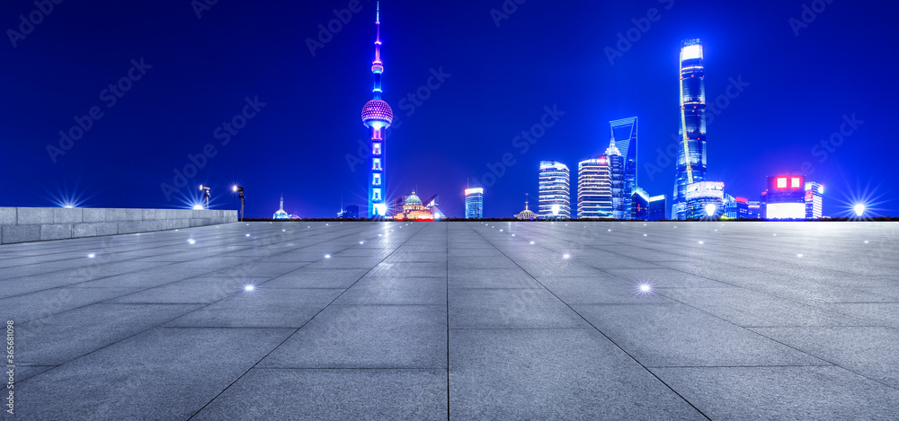 中国，空旷的广场层和上海陆家嘴商业大厦的夜景。